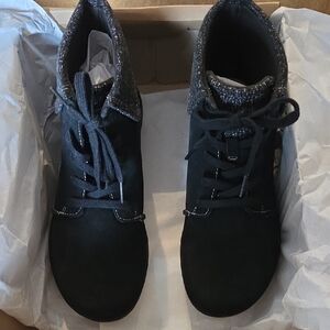 NWT Clarks Roseville Lace Black Suede